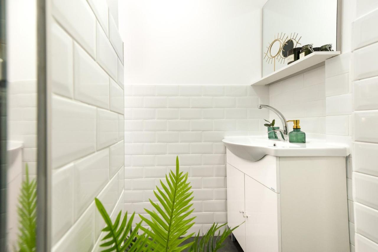 Cozy 1Br Escape - Apartment With Charming Balcony Near Universitate Boekarest Buitenkant foto