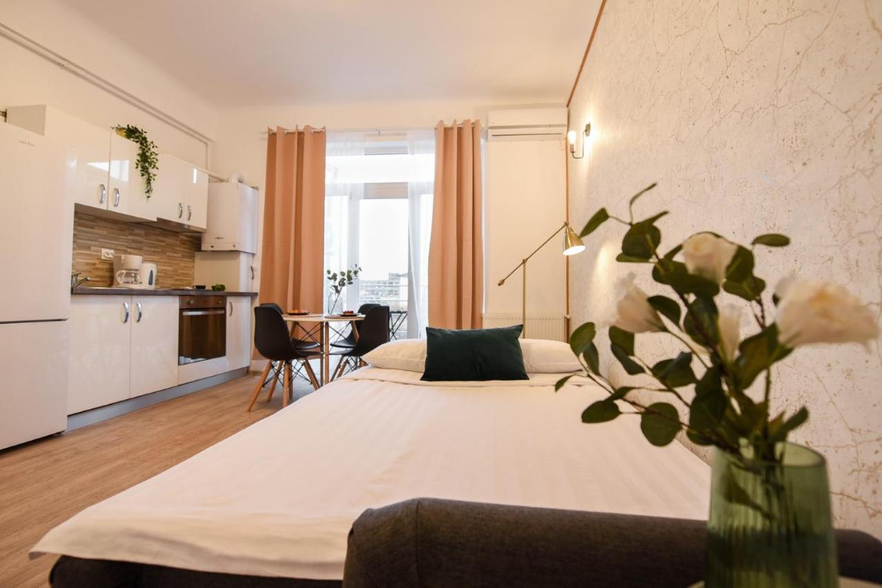 Cozy 1Br Escape - Apartment With Charming Balcony Near Universitate Boekarest Buitenkant foto