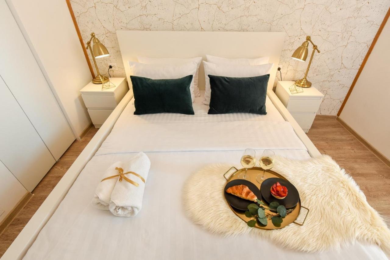 Cozy 1Br Escape - Apartment With Charming Balcony Near Universitate Boekarest Buitenkant foto