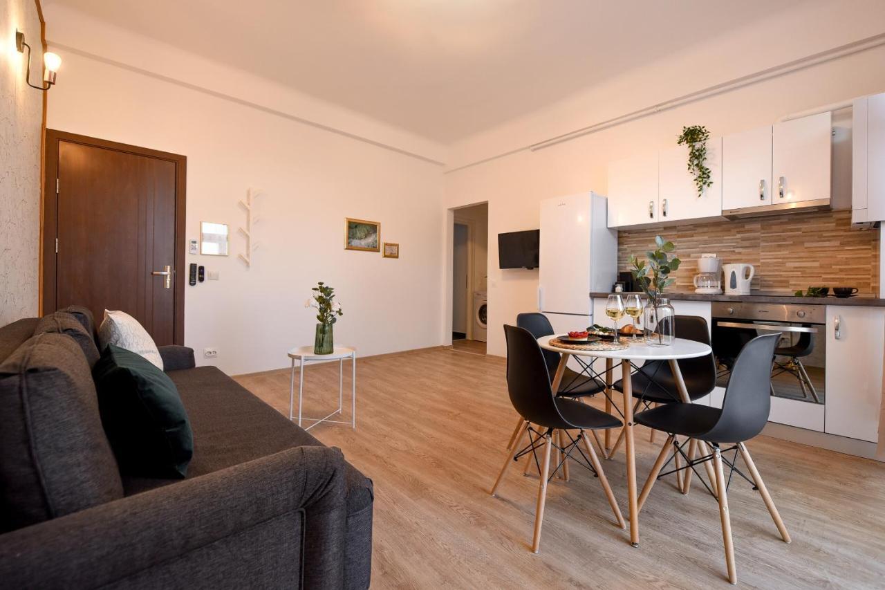 Cozy 1Br Escape - Apartment With Charming Balcony Near Universitate Boekarest Buitenkant foto
