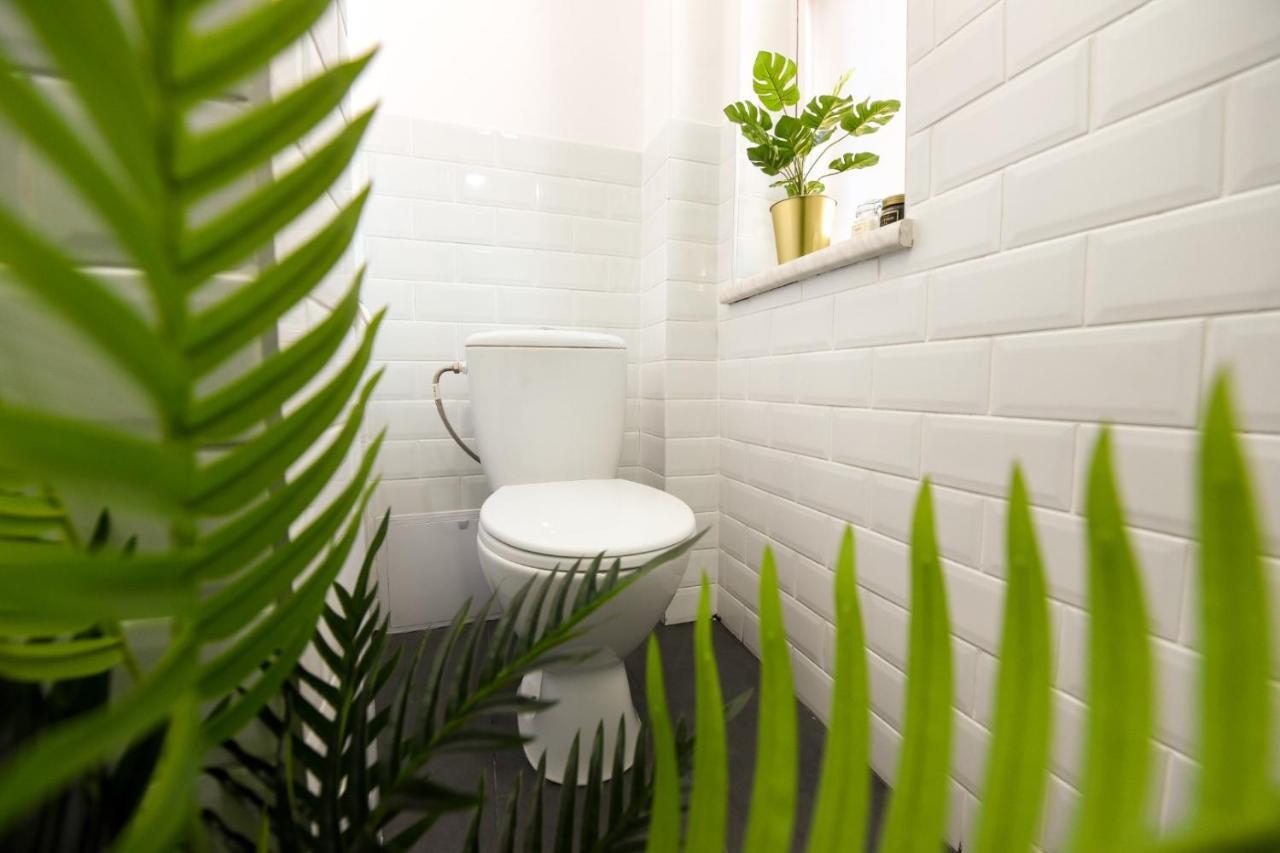 Cozy 1Br Escape - Apartment With Charming Balcony Near Universitate Boekarest Buitenkant foto