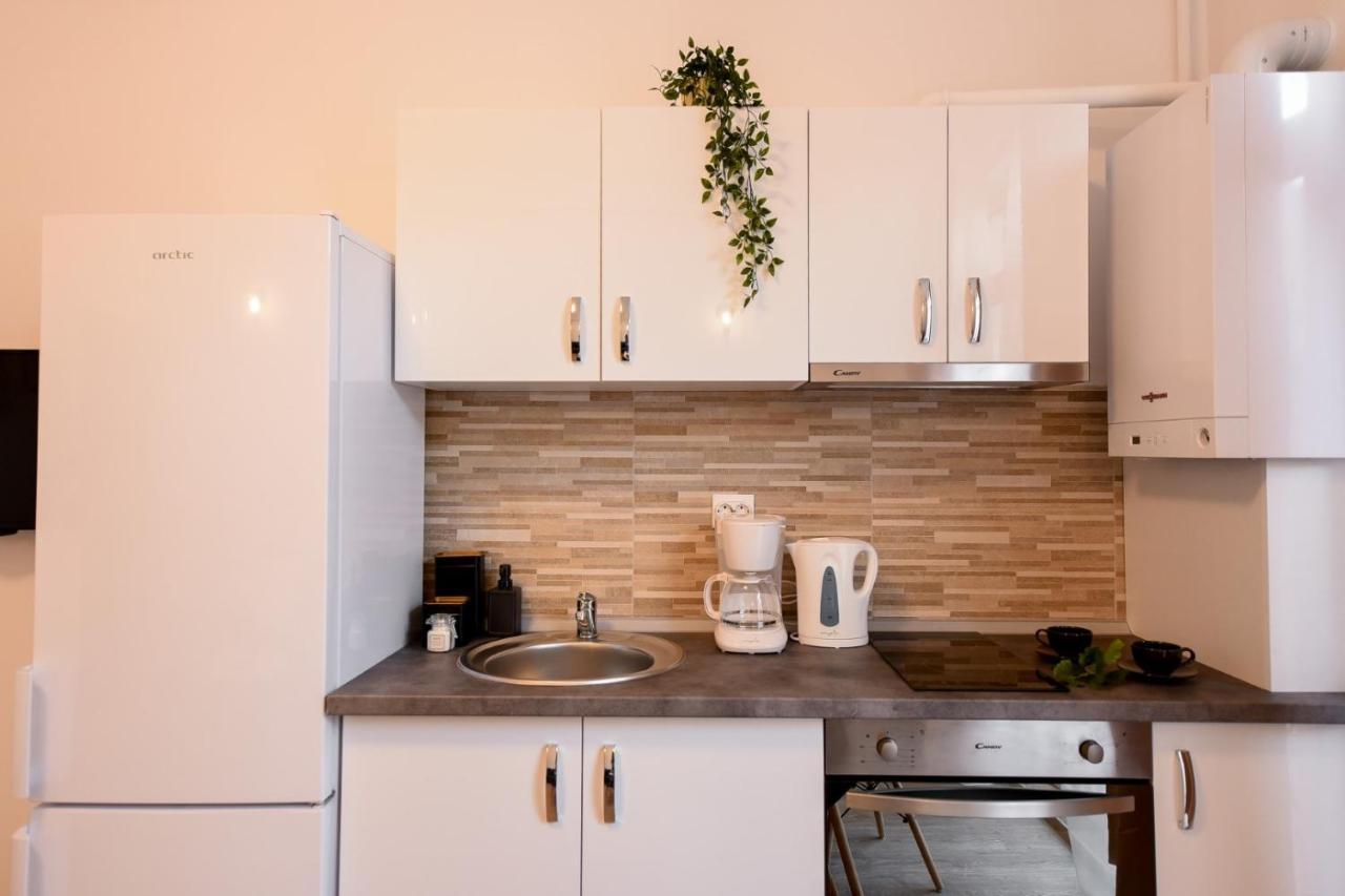 Cozy 1Br Escape - Apartment With Charming Balcony Near Universitate Boekarest Buitenkant foto