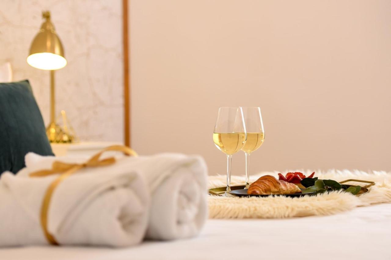 Cozy 1Br Escape - Apartment With Charming Balcony Near Universitate Boekarest Buitenkant foto