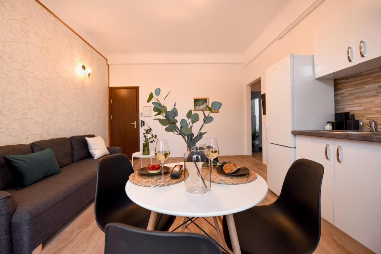 Cozy 1Br Escape - Apartment With Charming Balcony Near Universitate Boekarest Buitenkant foto